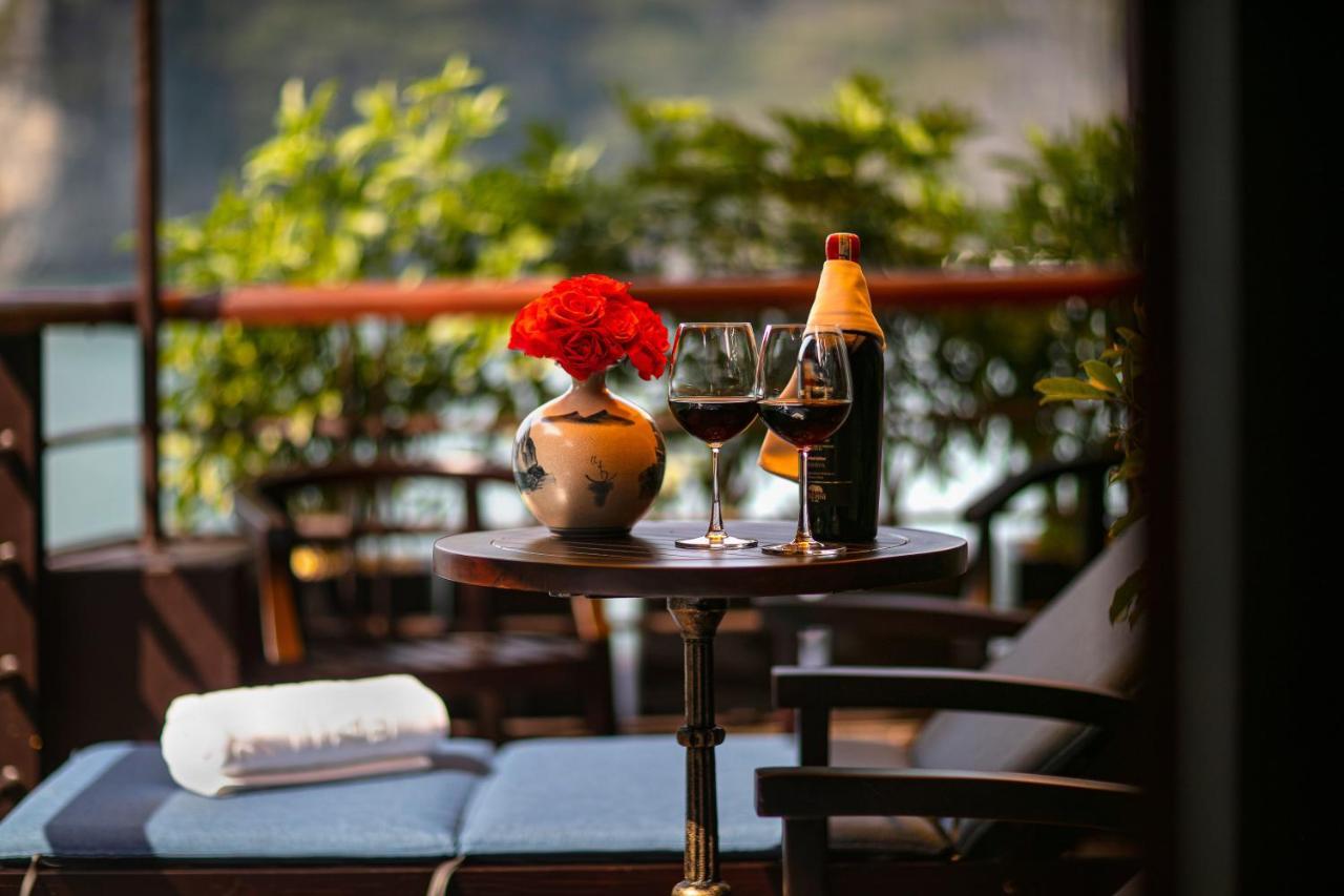 Nostalgia Halong Cruise Hotel Ha Long Exterior photo
